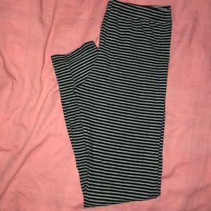 Uniqlo black and gray striped leggings